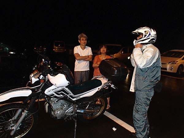 百笑の湯の駐車場にて
